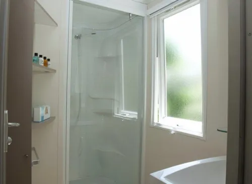 Location - Mobil Home – Type 6Lbv+ Acacia - 3 Chambres - image n°5 - RCN la Bastide en Ardèche