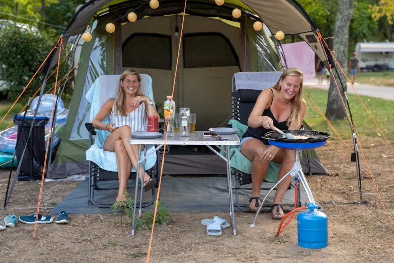 Emplacement Camping Avec 2 Pers, Electricité Et Voiture Compris