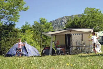 Stellplatz - Stellplatz, Inklusive 2 Personen, Strom Und Auto - RCN les Collines de Castellane