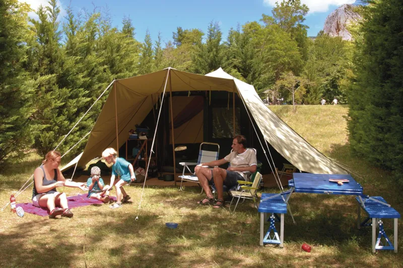 Emplacement Pour 2 Personnes Avec Électricité Et Voiture