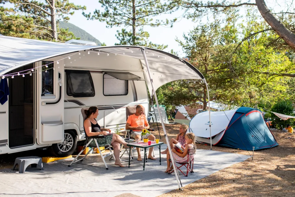 Emplacement - Emplacement Pour 2 Personnes Avec Électricité Et Voiture - RCN les Collines de Castellane