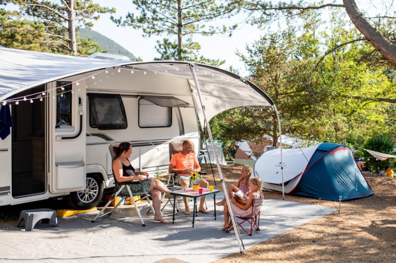 Campingpitch including 2 people, electricity and car