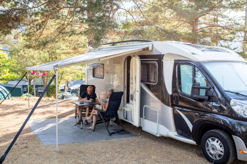 Emplacement Pour 2 Personnes Avec Électricité Et Voiture