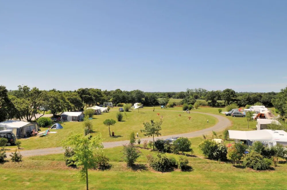 Emplacement - Emplacement Camping Avec 2 Pers, Electricité Et Voiture Compris - RCN la Ferme du Latois