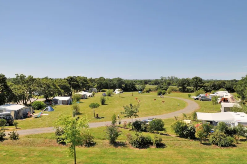 Emplacement Camping Avec 2 Pers, Electricité Et Voiture Compris