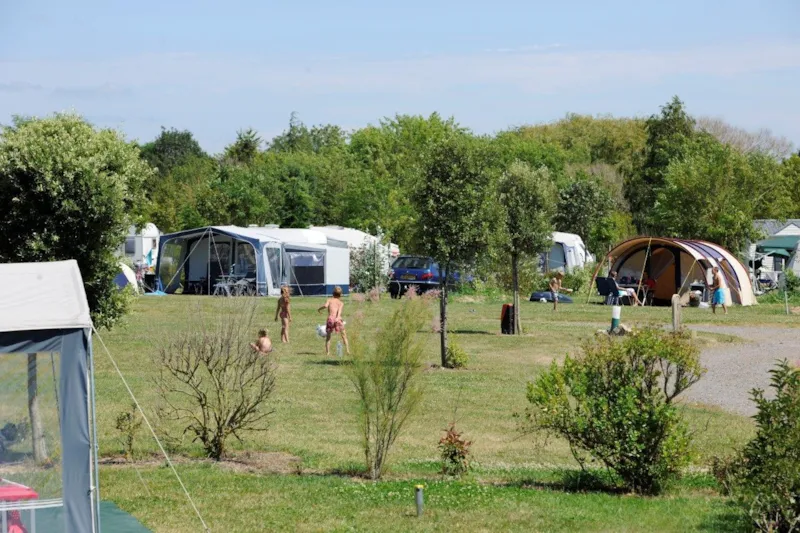 Emplacement Camping Avec 2 Pers, Electricité Et Voiture Compris