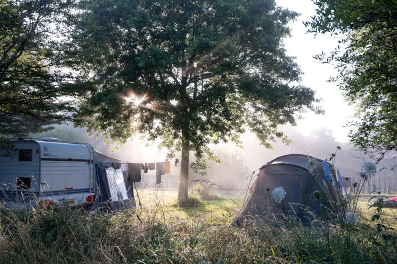 Emplacement Camping Avec 2 Pers, Electricité Et Voiture Compris