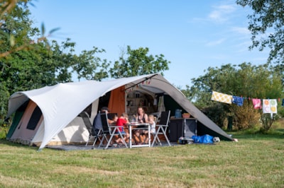 Campingpitch including 2 people, electricity and car
