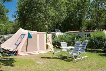 Stellplatz - Stellplatz Confort : Strom 10 A - Abwasser-/ Fließwasseranschluss -  110-130 M² - Camping Marvilla Parks - La Grande Métairie