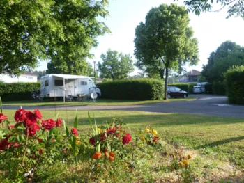 Emplacement - Forfait Nature : 2 Pers + 1 Véhicule - Sans Électricité - Camping Seasonova Vittel