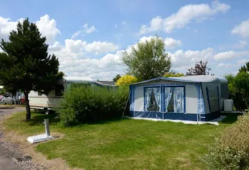 Stellplatz - Stellplatz - Zelt, Wohnwagen Oder Wohnmobil (1 Auto + Strom) - Camping Les Peupliers