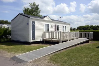 Mietunterkunft - Mobilheim Behindertengerecht (2 Schlafzimmer) - Überdachte Terrasse - Camping Les Peupliers
