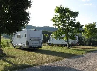 Stellplatz - Stellplatz: Wohnmobil + Strom - Camping Sous Doriat