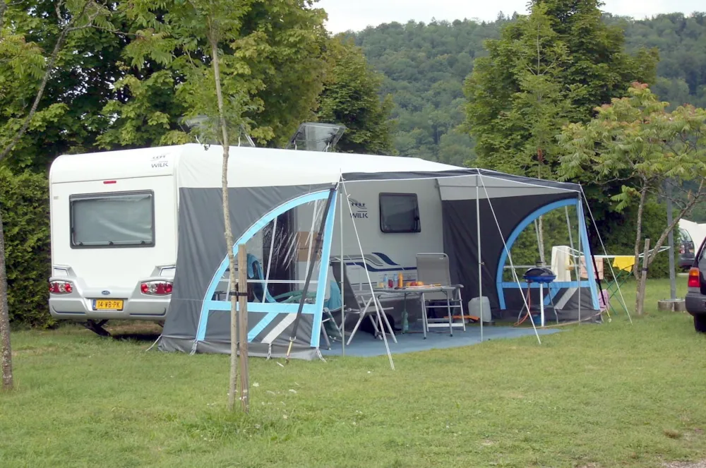 Pakket: standplaats + 1 voertuig + tent of caravan + elektriciteit