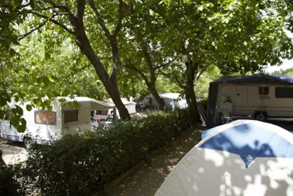 Emplacement : Voiture + Caravane Ou Camping-Car + Électricité 6A