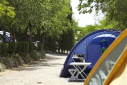 Stellplatz - Stellplatz + Fahrzeug + Zelt - Camping Vell Emporda