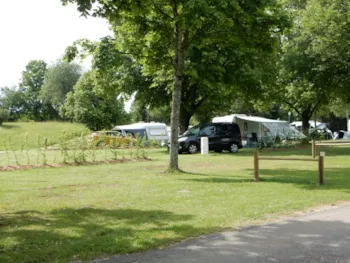 Stellplatz - Stellplatz Mit Strom (Zelt, Wohnwagen Oder Wohnmobil) - Camping Le Champ de Mars
