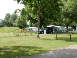 Kampeerplaats(en) - Standplaats Met Elecktriciteit (Tent, Caravan Or Camper) - Camping Le Champ de Mars