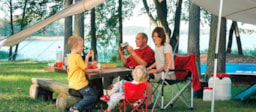 Emplacement - Empl.  Caravane Ou Tente - 2 Adultes/3 Enfants  - Electricité Inclue - Campingpark am Weissen See