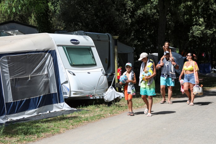 Forfait B : Emplacement + Électricité 10 Ampères + Véhicule