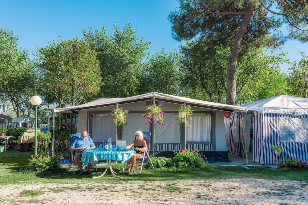 Kampeerplaats 'C' (afmetingen 10x6 m)+tent of caravan of camper+elektriciteit 6A+water+satelliet