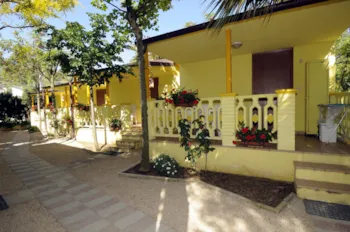 Mietunterkunft - Germauerter Bungalow - Ein Raum - International Camping Torre di Cerrano