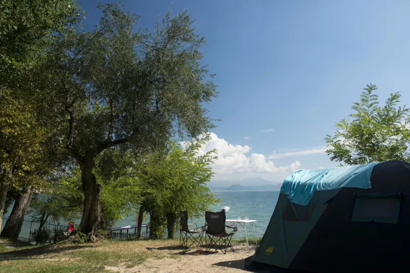 Emplacement + 2 Personnes Comprises + Électricité