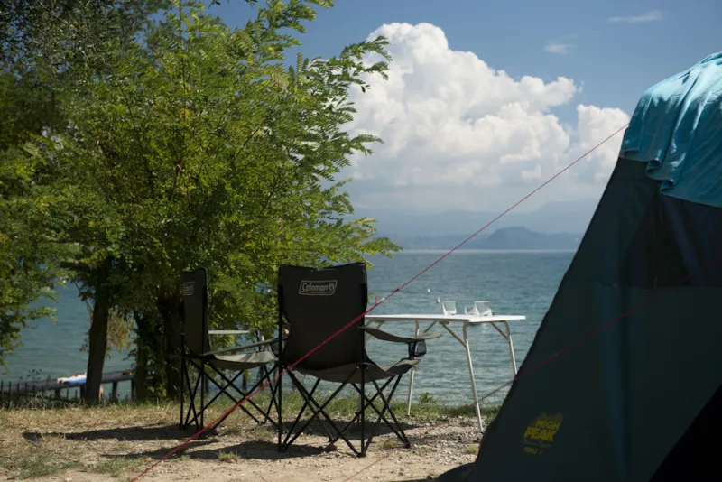 Emplacement + 2 Personnes Comprises + Électricité