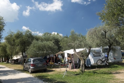 Pitch + 2 persons included + electricity — 5