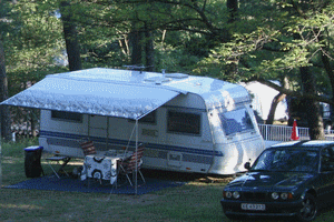 Stellplatz - Stellplatz : 1 Pers., 1 Fahrzeug, 1 Zelt / Wohnwagen / Wohnmobil - Camping La Pinède en Provence