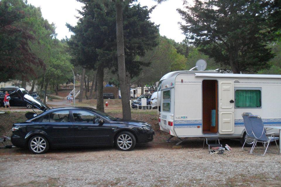 Kampeerplaats : 2 pers., 1 voertuig, 1 tent / caravan / Camper