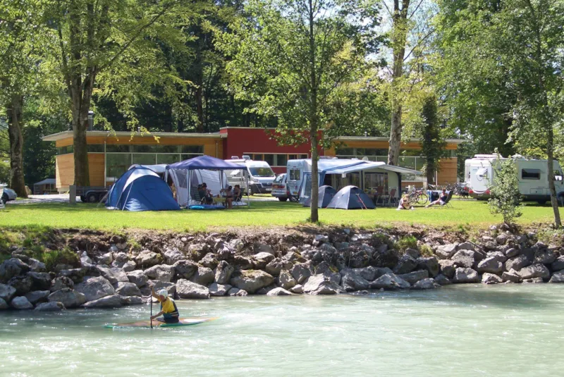 Emplacement Xxl Au Bord De La Rivière (Env. 180 M²)