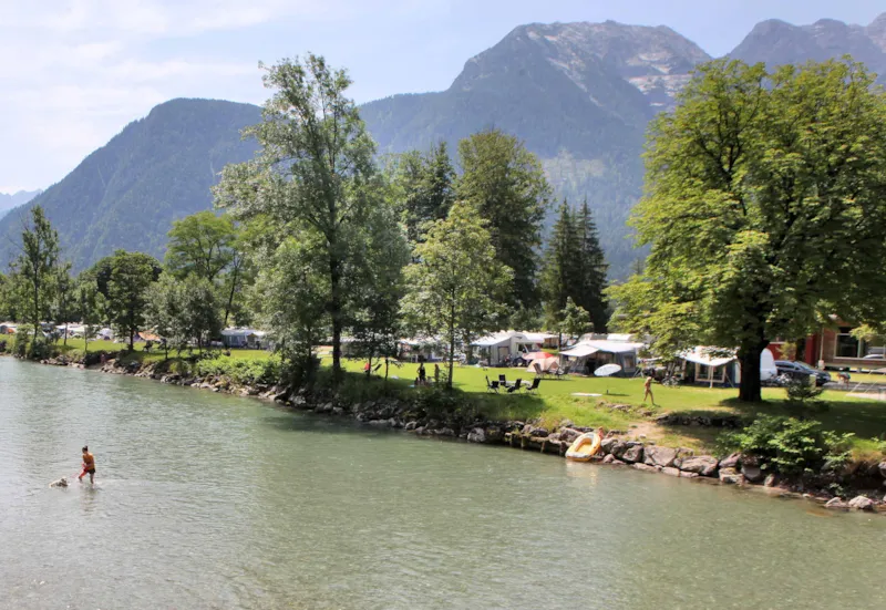 Emplacement Xxl Au Bord De La Rivière (Env. 180 M²)
