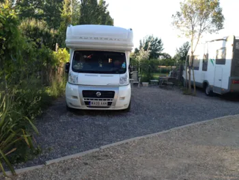 Stellplatz - Stellplatz + Wohnmobil - Camping les Berges du Canal
