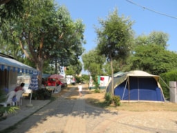 Emplacement - Emplacement Normal, 2 Personnes, Voiture Et Électricité Incluses - Camping Bella Vista