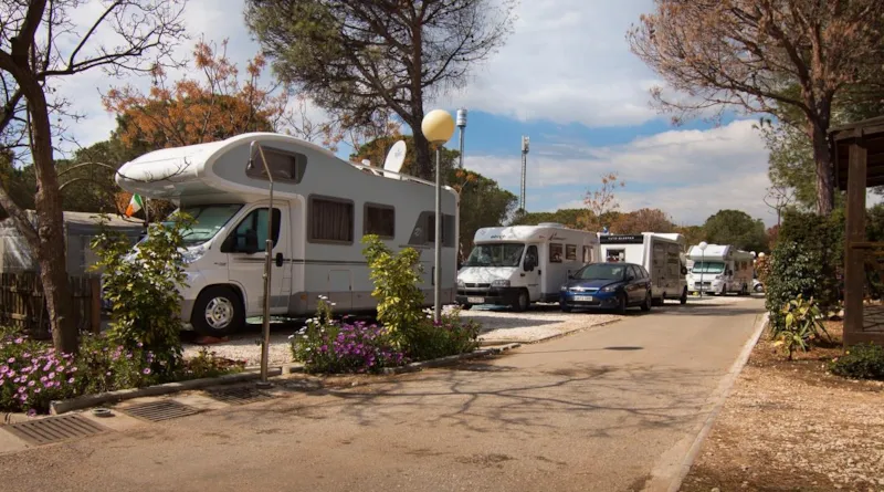 Emplacement (Camping-Car + Electricité)