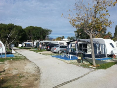 Pitch: 1 car - 1 tent - caravan or camping-car - 1 electricity — 1