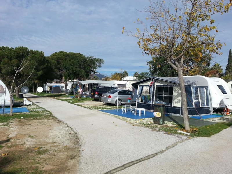 Kampeerplaats: 1 auto - 1 tent - caravan of kampeerauto - 1 elektriciteit