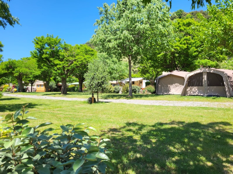 Emplacement: voiture + tente/caravane ou camping-car