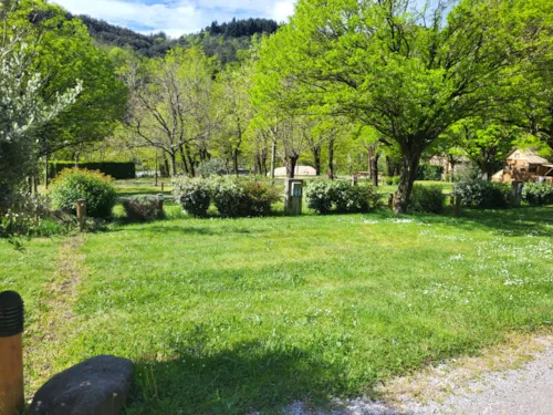 Pitch - Pitch: Car + Tent/Caravan Or Motorhome - image n°2 - Camping la Charderie