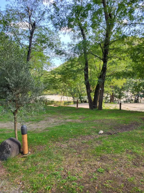 Kampeerplaats(en) - Kampeerplaats Met Rivierzicht (Nr. 68 T/M 72) - image n°3 - Camping la Charderie