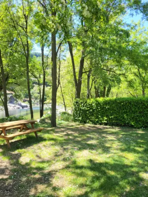 Emplacement - Grand emplacement vue sur rivière (n° 23 à 26) - Camping la Charderie