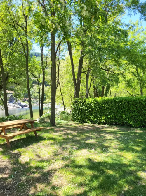 Emplacement - Grand Emplacement Vue Sur Rivière (N° 23 À 26) - image n°1 - Camping la Charderie