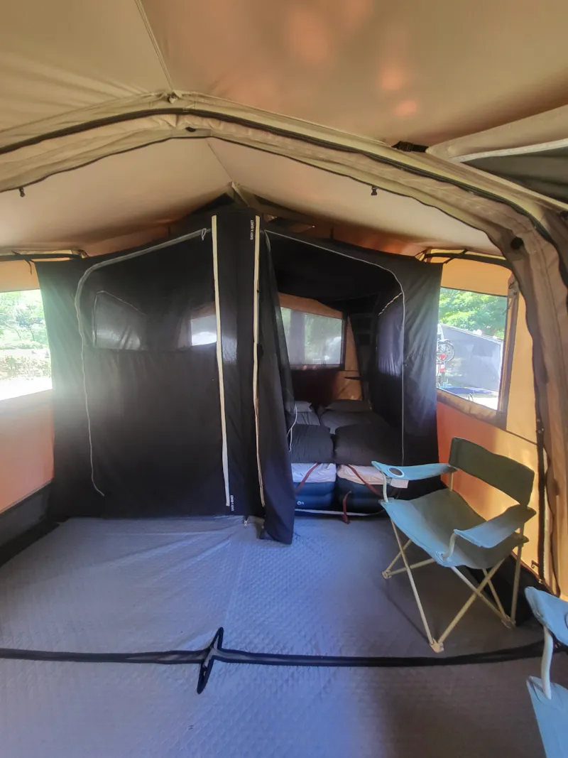 Tente Équipée – Grand Modèle "Prêt À Camper" 2025