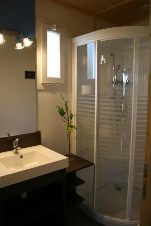 Location - Chalet Fabre Gamme Confort Mercredi A Mercredi En Saison - image n°3 - CAMPING LES CHATAIGNIERS