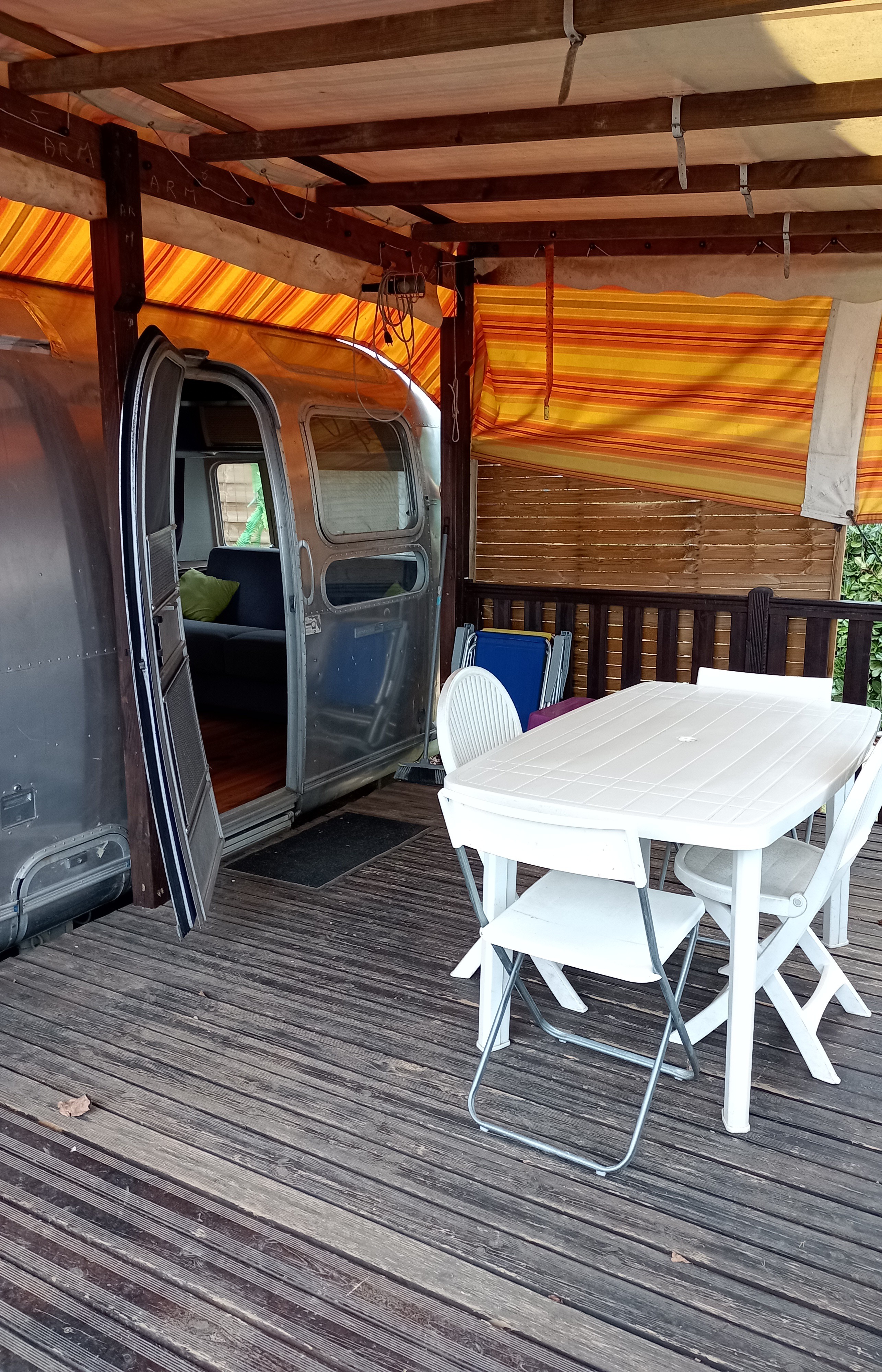 Accommodation - American Airstream Caravan From 1972 - CAMPING LES CHATAIGNIERS