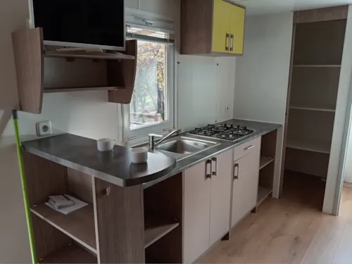 Huuraccommodatie(s) - Mobil Home 5 Personnes Climatisé - image n°3 - CAMPING LES CHATAIGNIERS
