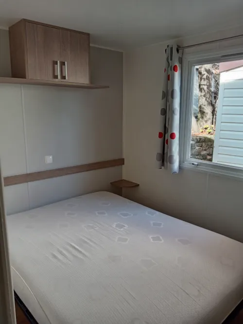 Huuraccommodatie(s) - Mobil Home 5 Personnes Climatisé - image n°6 - CAMPING LES CHATAIGNIERS