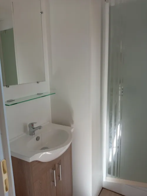 Huuraccommodatie(s) - Mobil Home 5 Personnes Climatisé - image n°7 - CAMPING LES CHATAIGNIERS