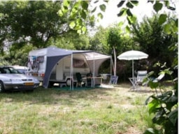 Stellplatz - Pauschale Stellplatz Zelt / Wohnwagen, Fahrzeug + 10 A - Camping Les Arches